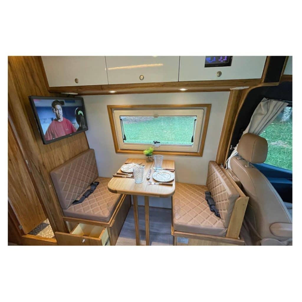 Design interno motorhome da fábrica Globe Motorhomes
